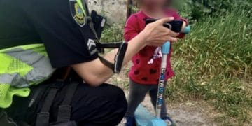 На вулиці у Тернополі виявили маленьку дитину, яка гуляла сама