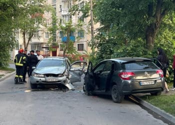 Два автомобіля не розминулись на вулиці Захисників України у Тернополі