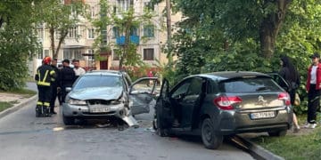 Два автомобіля не розминулись на вулиці Захисників України у Тернополі