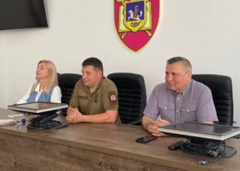 Проректорка ЗУНУ Оксана Десятнюк вручила сертифікати про проходження курсів «Оператор БПЛА» інспекторам ДСНС Тернопільщини