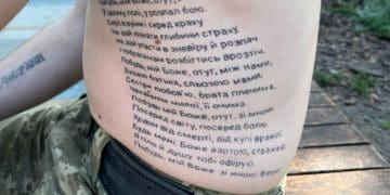 Воїн зробив тату із молитвою письменниці з Тернопільщини і вижив у бою