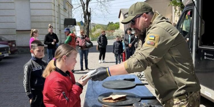 Волонтери з Європи безкоштовно пригощали в Заліщиках поранених бійців та дітей піцою