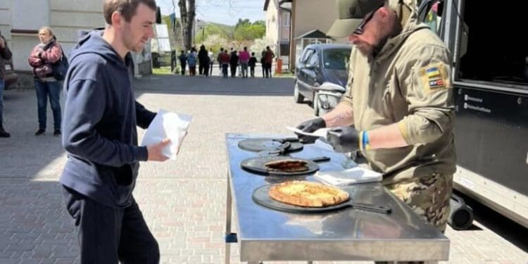 Волонтери з Європи безкоштовно пригощали в Заліщиках поранених бійців та дітей піцою