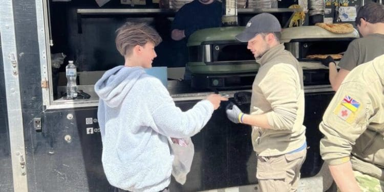 Волонтери з Європи безкоштовно пригощали в Заліщиках поранених бійців та дітей піцою