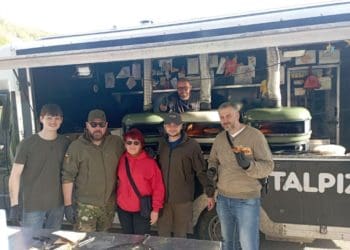 Волонтери з Європи безкоштовно пригощали в Заліщиках поранених бійців та дітей піцою
