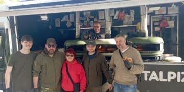Волонтери з Європи безкоштовно пригощали в Заліщиках поранених бійців та дітей піцою