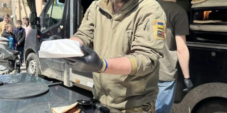 Волонтери з Європи безкоштовно пригощали в Заліщиках поранених бійців та дітей піцою