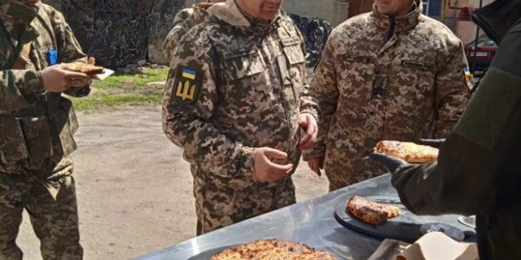 Волонтери з Європи безкоштовно пригощали в Заліщиках поранених бійців та дітей піцою