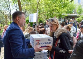 Заступник голови Тернопільської облради разом із ГО “ВПО України» зустрівся з переселенцями і передав допомогу від БФ «Хвилі змін»