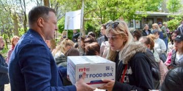 Заступник голови Тернопільської облради разом із ГО “ВПО України» зустрівся з переселенцями і передав допомогу від БФ «Хвилі змін»