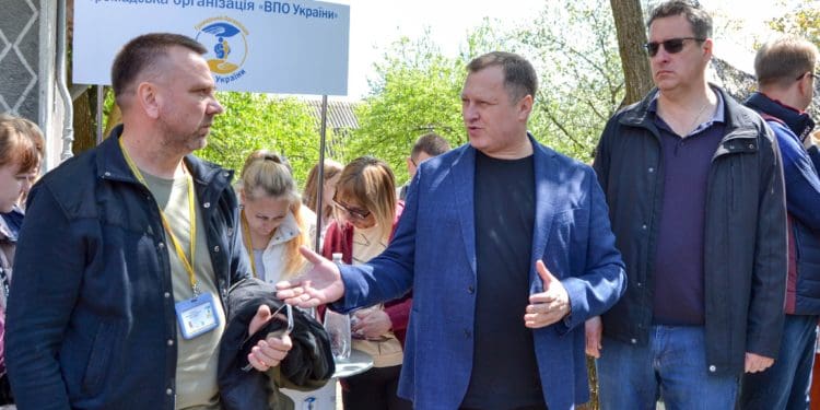 Заступник голови Тернопільської облради разом із ГО “ВПО України» зустрівся з переселенцями і передав допомогу від БФ «Хвилі змін»