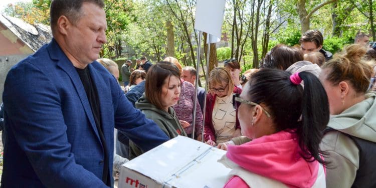 Заступник голови Тернопільської облради разом із ГО “ВПО України» зустрівся з переселенцями і передав допомогу від БФ «Хвилі змін»