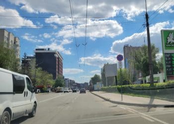 На вулиці біля ринку в Тернополі встановили знаки, які мали би позитивно вплинути на рух транспорту