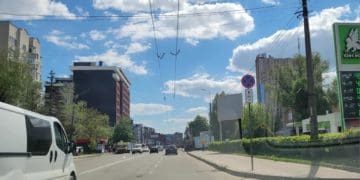 На вулиці біля ринку в Тернополі встановили знаки, які мали би позитивно вплинути на рух транспорту