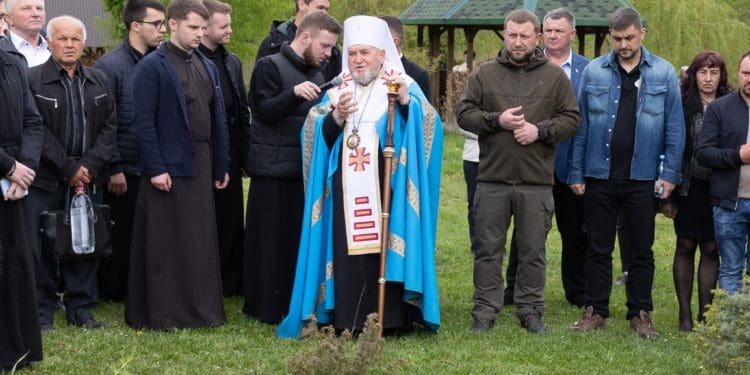 У Зарваниці матері загиблих воїнів висадили алею дубів