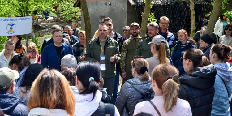 Заступник голови Тернопільської облради разом із ГО “ВПО України» зустрівся з переселенцями і передав допомогу від БФ «Хвилі змін»