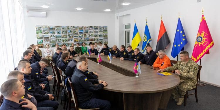 На базі Тернопільського коледжу перша група рятувальників завершила короткострокові курси по керуванню дронами