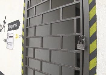 Під час нічної ракетної атаки укриття для громадян на зупинках у Тернополі були закриті