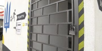 Під час нічної ракетної атаки укриття для громадян на зупинках у Тернополі були закриті