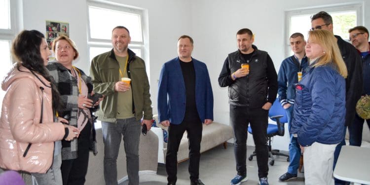 Заступник голови Тернопільської облради разом із ГО “ВПО України» зустрівся з переселенцями і передав допомогу від БФ «Хвилі змін»