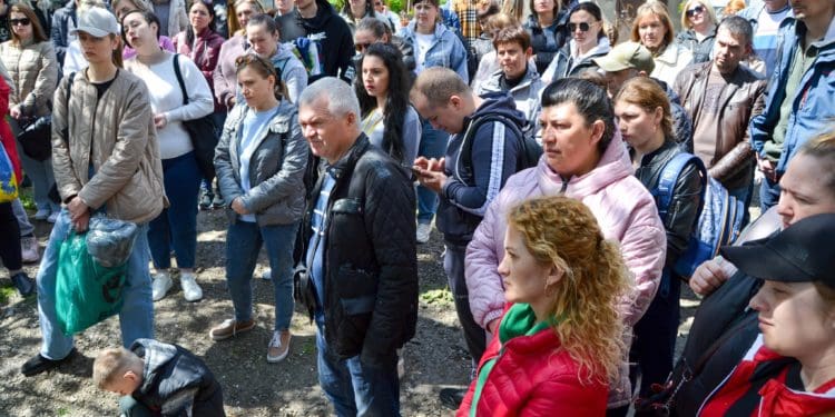 Заступник голови Тернопільської облради разом із ГО “ВПО України» зустрівся з переселенцями і передав допомогу від БФ «Хвилі змін»