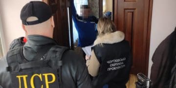 Підприємцю і водіям з Тернопільщини, які незаконно переправляли чоловіків за кордон, оголосили підозру