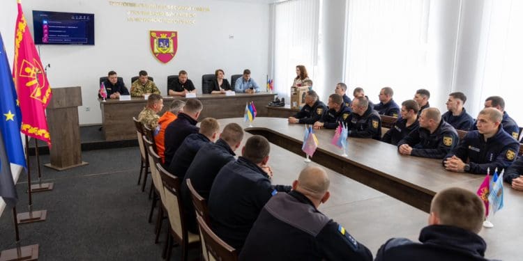 На базі Тернопільського коледжу перша група рятувальників завершила короткострокові курси по керуванню дронами