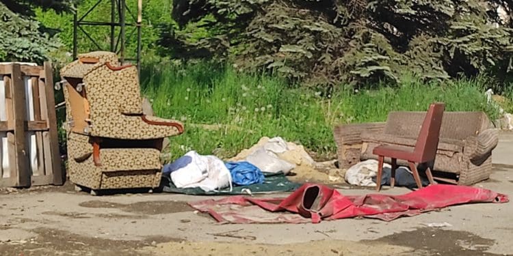 Замість блокпоста – сміття: що стало з колись оборонною спорудою показав житель Тернопільщини (Фото)