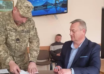 На Тернопільщині депутатам та голові на сесії вручили повістки