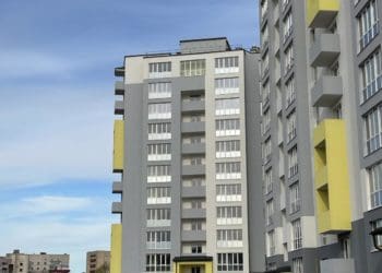 Як не крути, як не верти, а арешт на багатоквартирний будинок розташований на Дружбі в Тернополі є чинним