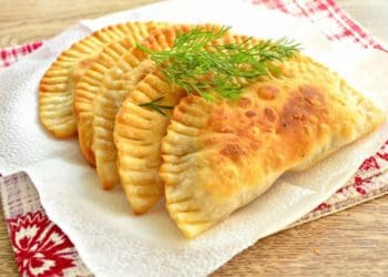 Класичні чебуреки з м’ясом на кефірі: найкращий рецепт