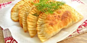 Класичні чебуреки з м’ясом на кефірі: найкращий рецепт