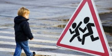 У Тернополі 7-річний хлопчик на самокаті врізався в автомобіль