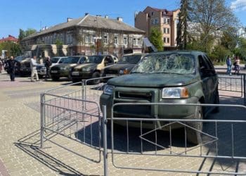 На Театральному майдані Тернополя відкрили виставку автомобілів з фронту