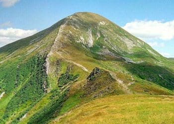 Зірвались зі скелі двоє туристів з Тернопільщини, які поверталися з Говерли