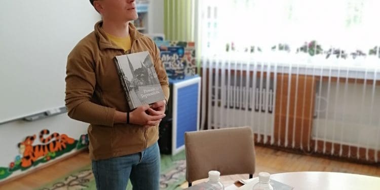 У Тернопільській обласній бібліотеці для дітей відбулась атмосферна зустріч з краєзнавцем Тарасом Циклиняком