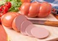 Що станеться з організмом, якщо їсти ковбасу та сосиски щодня