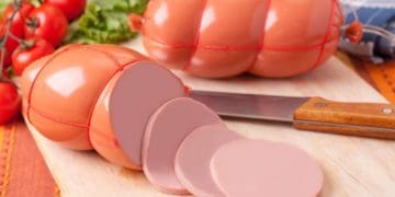 Що станеться з організмом, якщо їсти ковбасу та сосиски щодня