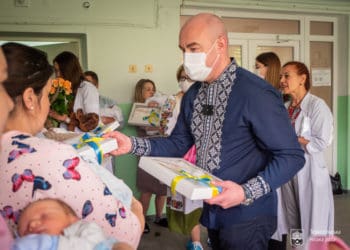 До Дня вишиванки тернопільські немовлята отримали символічні подарунки