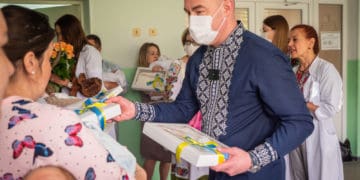 До Дня вишиванки тернопільські немовлята отримали символічні подарунки