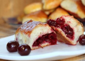 Пиріжки з вишнями “навиворіт”: рецепт на вихідні