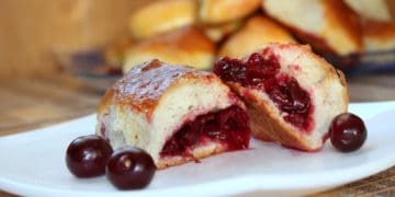 Пиріжки з вишнями “навиворіт”: рецепт на вихідні