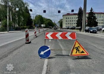 Рух транспорту на Дружбі біля “МакДональдс” у Тернополі ускладнено – ремонтують дорожнє покриття