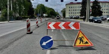 Рух транспорту на Дружбі біля “МакДональдс” у Тернополі ускладнено – ремонтують дорожнє покриття