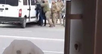 У Тернополі працівники військкомату заштовхали чоловіка в автобус