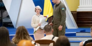 Віталій Кличко до Дня матері вручив нагороди матерям та жінкам загиблих воїнів 