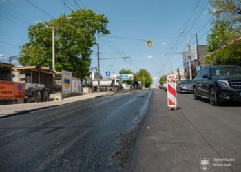 На вул. Бродівській в Тернополі завершились роботи: збільшили кількість смуг