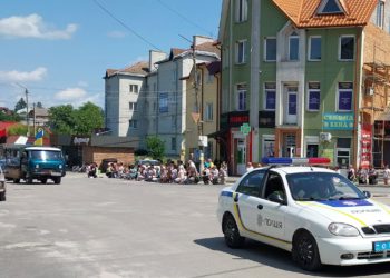 Скорботний кортеж із тілом воїна Ігоря Гладчука зустріли у Козівській громаді
