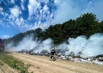 Майже сім годин гасили пожежу на стихійному сміттєзвалищі на Чортківщині