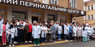 Через загрозу закриття пологового “Мати і дитина” медики вийшли на протест у Тернополі